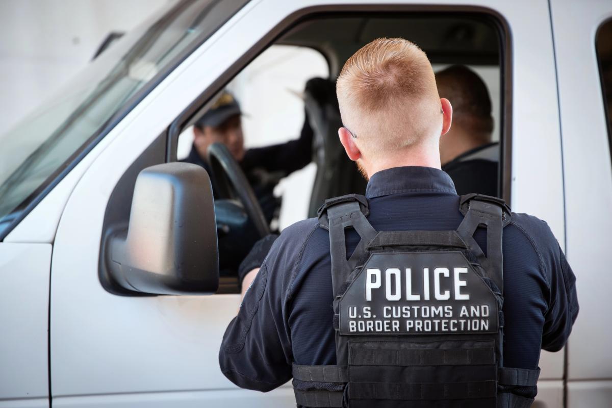 ¿Que hacer si policía o ICE te detienen mientras manejas?